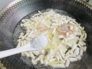 海鲜菇豆腐汤,根据个人口味加入适量盐