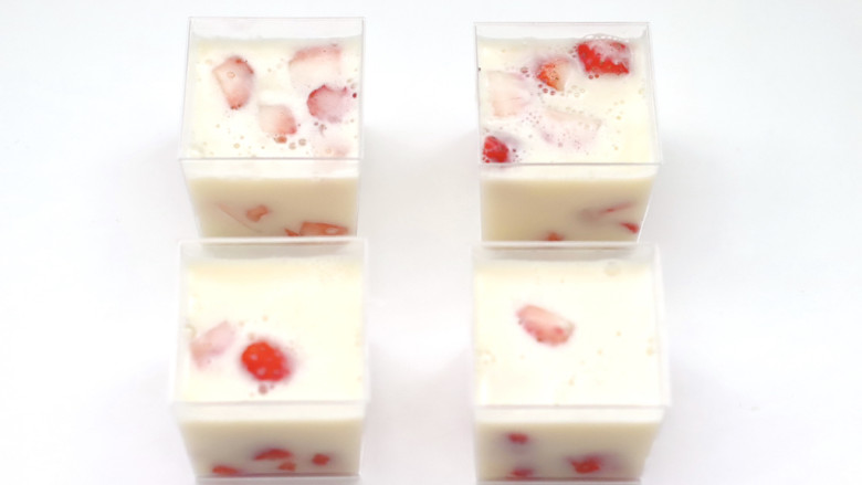 #闹元宵#草莓豆乳布丁,倒入放入草莓丁的容器中，冰箱冷藏半小时。