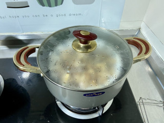 姜葱冬菇蒸滑鸡,水开上锅，中火蒸30分钟即可