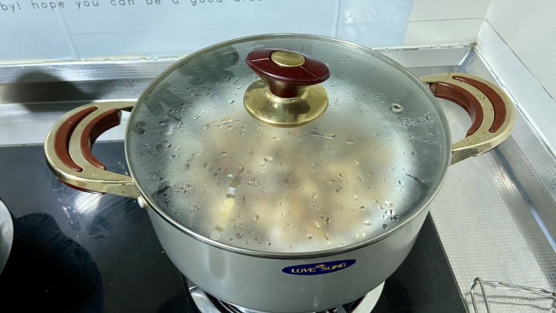 姜葱冬菇蒸滑鸡,水开上锅，中火蒸30分钟即可