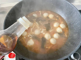 虾滑汤➕番茄白玉菇虾滑汤,关火加入半茶匙香麻油