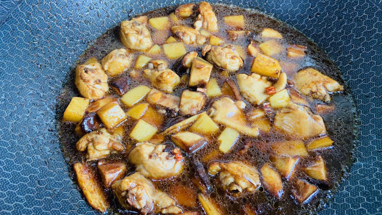 土豆香菇焖鸡,加入两小碗热水，大火烧开转中小火焖煮15分钟