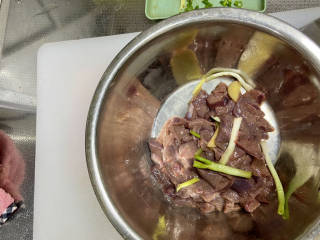 青菜猪肝汤,抓拌均匀腌制10分钟