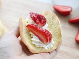 草莓抱抱卷,在晾凉的蛋糕片上呈Z字形挤入奶油，然后放上切块的草莓。