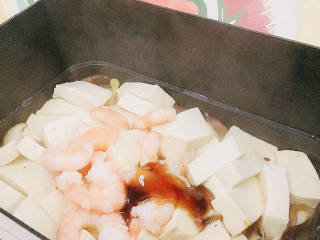虾仁豆腐煲,放入蚝油