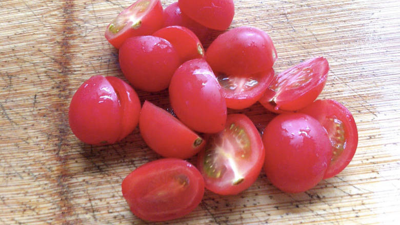 番茄黄瓜炒蛋,将小番茄洗净，对半切开