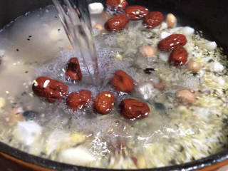 八宝粥,放入浸泡好的食材中一起淘洗干净，放入炖锅中，加入多点清水，置旺火上