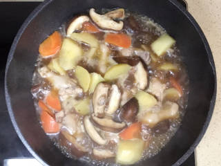 土豆香菇焖鸡,加一碗清水，大火煮沸