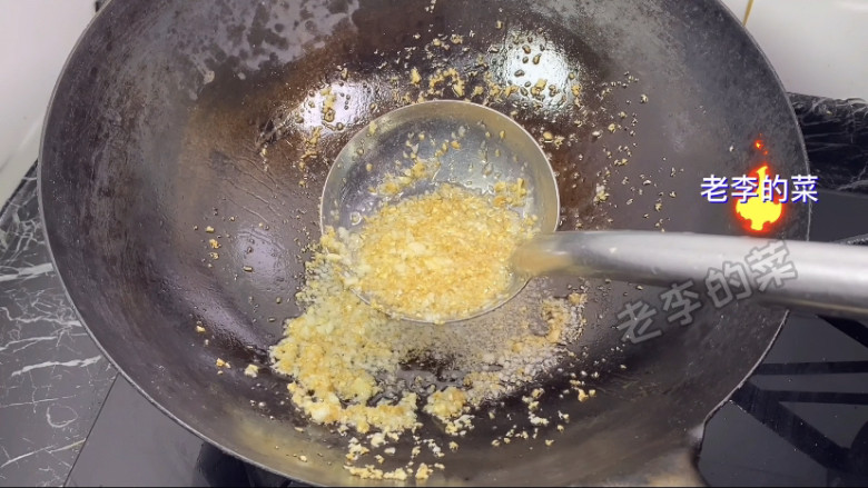 蒜香蒸排骨教程,炸至金黄色再加入一半生蒜