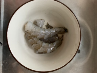 蟹肉粥,虾仁放料酒盐腌制片刻
