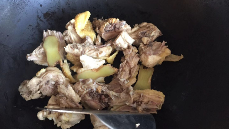 香菇烧鸭肉,热锅倒油，下入鸭肉翻炒
