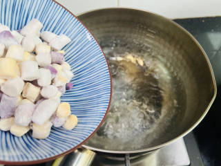 紫米酒酿牛奶芋圆,锅中加入适量清水大火烧开，放入芋圆