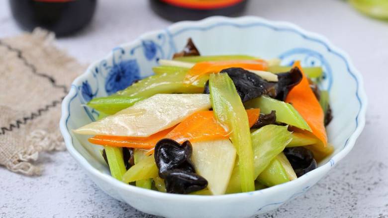 杂炒蔬菜,一道简单又营养的杂炒蔬菜就做好了！