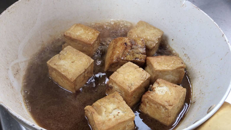 煎酿豆腐,加入适量清水，煮沸后，盖上锅盖烧5分钟