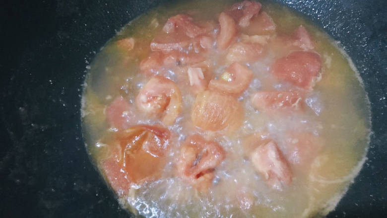 番茄藕丁,加一点点温水煮至沸腾