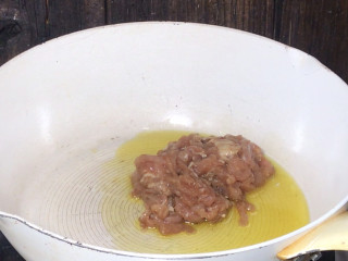 小白菜炒肉丝,起锅热油，放入肉丝，中火，炒至变色
