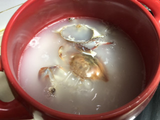 蟹肉粥,放入蟹煮几分钟