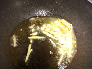 西兰花炒肉片,锅里倒油，大火至油温升高加入姜蒜