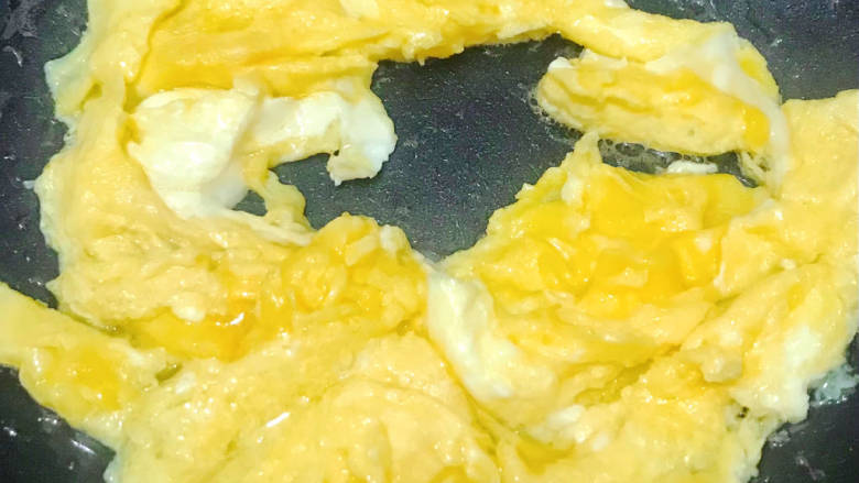 包菜粉丝炒鸡蛋,煎至一面金黄便翻出另一面继续煎