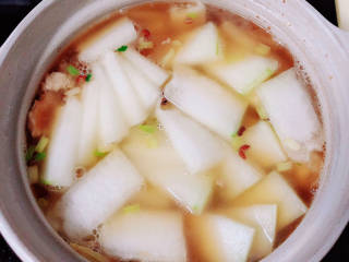 冬瓜瘦肉汤,放入冬瓜，再加入少许开水。