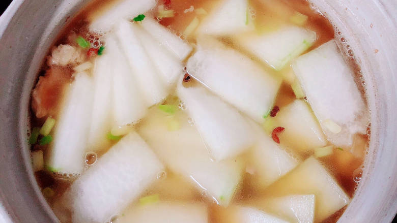 冬瓜瘦肉汤,放入冬瓜，再加入少许开水。