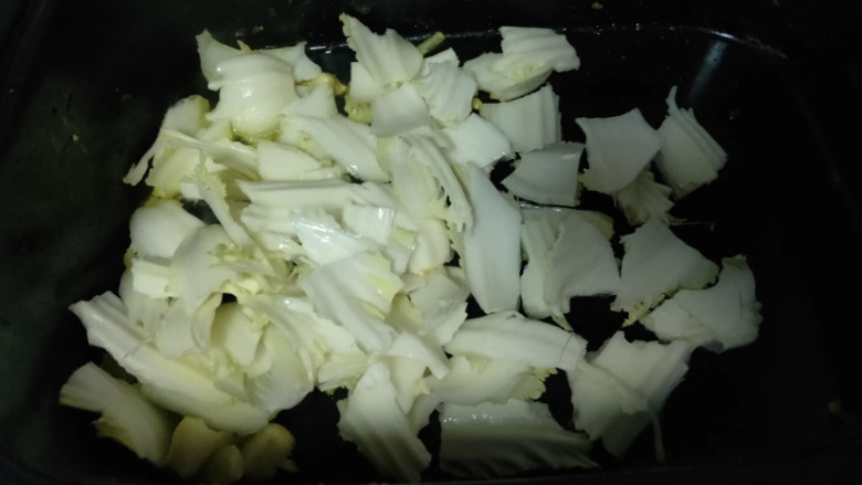 素炒白菜,挤出水分跟白菜叶混合在一起备用，白菜叶不用腌渍。