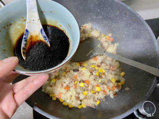 腊味糯米饭➕杂蔬腊味焖糯米饭,淋入准备好的调味汁，翻拌均匀