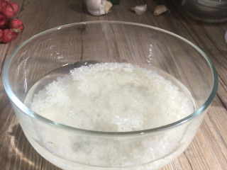 绿豆南瓜粥,梗米提前半小时用清水浸泡