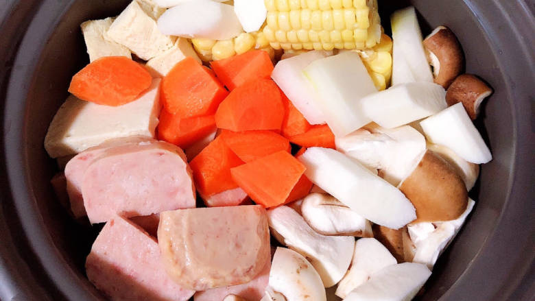 花胶鸡汤,摆放好自己喜欢的蔬菜和肉肉。