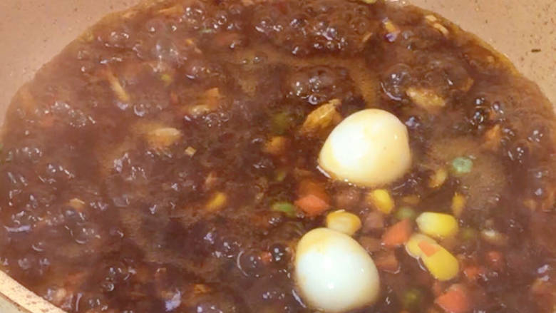 双龙戏珠,加入2个鹌鹑蛋和彩蔬，拌匀煮沸