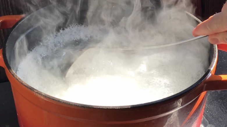 莲藕瘦肉粥,大火煮沸，期间经常搅拌，转小火煮1小时
