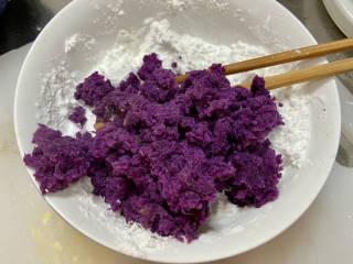 芒果芋圆烧仙草,同样的，把紫薯捣成泥，加入约一半重量木薯淀粉