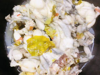 酸菜海鲜锅,将田鸡捞出放入另外一口锅中