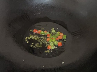 黄瓜炒肉片,锅中倒入适量油烧热后倒入红辣椒，绿辣椒，藤篮粒煸出香味