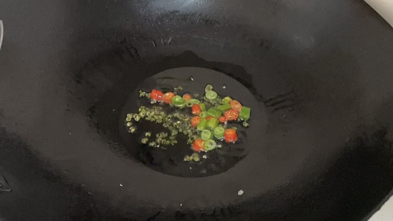 黄瓜炒肉片,锅中倒入适量油烧热后倒入红辣椒，绿辣椒，藤篮粒煸出香味