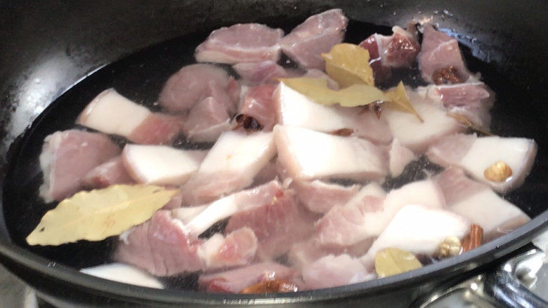 鹌鹑蛋红烧肉,起锅放入猪肉，加入适量清水、卤料