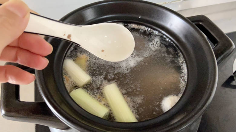 胡萝卜筒骨汤,大火煮开，可能还会有一些浮末，保持中小火，撇干净剩余的浮末，大概要五分钟