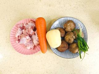 土豆香菇焖鸡,准备好食材