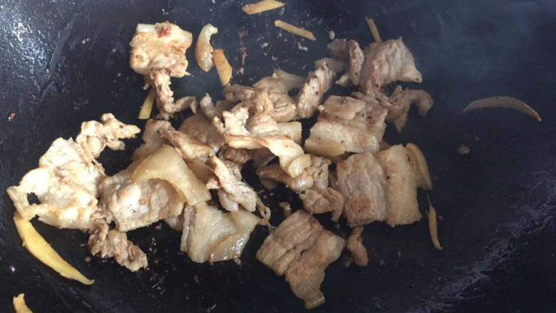 香菇肉片煲,倒入肉片煸炒至微微出油