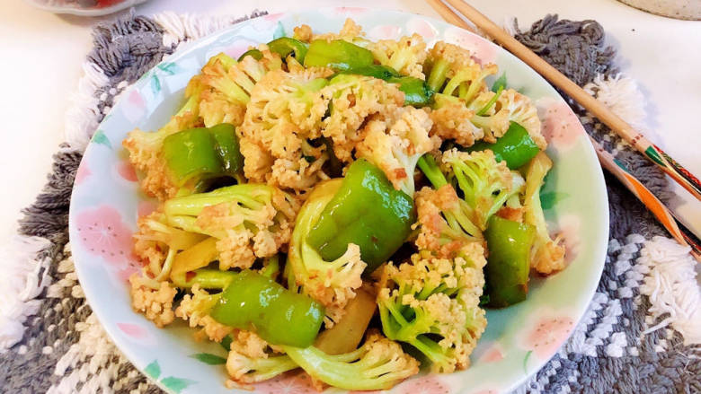 青椒炒花菜,一人能吃一盘，完全无压力。