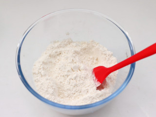 海盐焦糖司康,低筋面粉加入海盐和白砂糖，泡打粉混合搅拌均匀。
