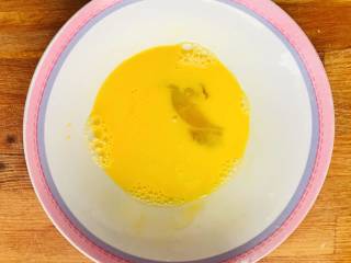 轻补养胃山药枸杞汤,鸡蛋打散备用