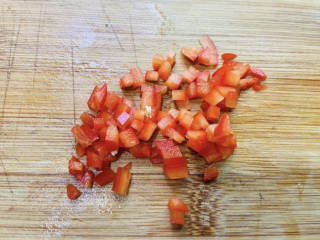 红烧草鱼块,红椒洗净去籽切丁