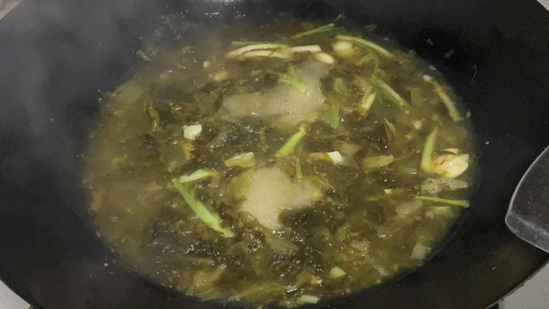 酸菜海鲜锅,煮沸