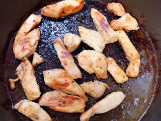 鸡胸肉蔬菜沙拉,翻面继续煎至焦黄。