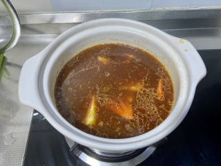 红焖牛肉煲➕胡萝卜土豆红焖牛腩堡,炖好的牛肉连汤转移到砂锅中，煮开，加入土豆胡萝卜，