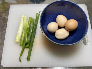 葱花炒鸡蛋,食材合照：山东大葱小半根，谷物鸡蛋四个