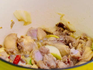 土豆香菇焖鸡,煸出香味后倒入鸡腿翻炒至断生