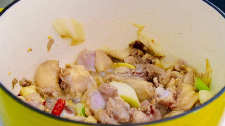 土豆香菇焖鸡,煸出香味后倒入鸡腿翻炒至断生