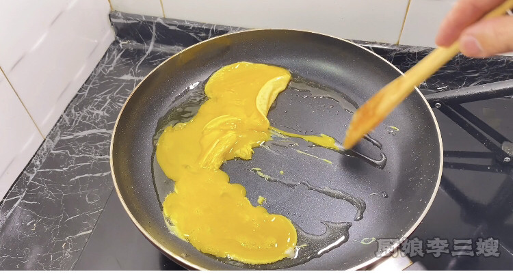 好看还好吃的五彩炒鸡蛋制作方法,炒熟蛋黄取出